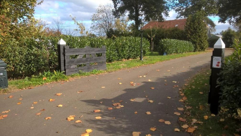 Pipowagen Lidewei Groningen Westerwolde unieke ligging met eigen tuin en vrij uitzicht over veld naar natuurgebied Bed and Breakfast Onstwedde Buitenkant foto