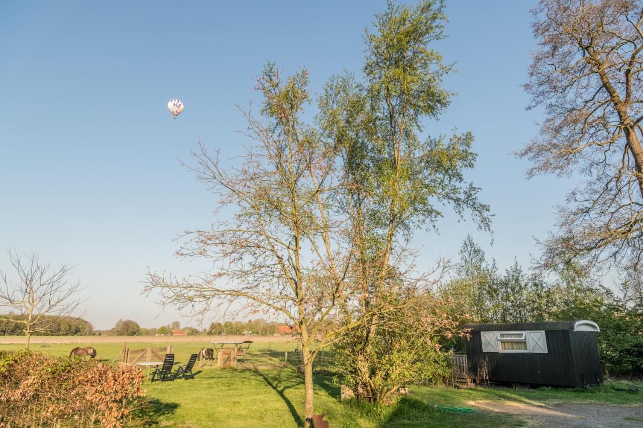 Pipowagen Lidewei Groningen Westerwolde unieke ligging met eigen tuin en vrij uitzicht over veld naar natuurgebied Bed and Breakfast Onstwedde Buitenkant foto