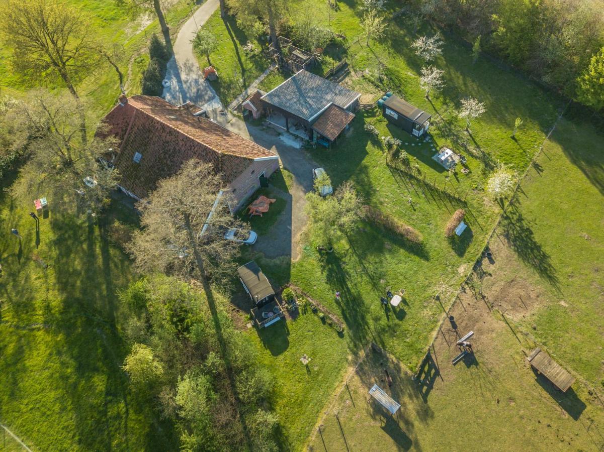 Pipowagen Lidewei Groningen Westerwolde unieke ligging met eigen tuin en vrij uitzicht over veld naar natuurgebied Bed and Breakfast Onstwedde Buitenkant foto