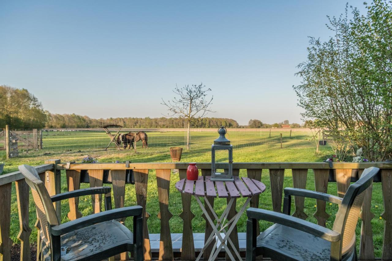 Pipowagen Lidewei Groningen Westerwolde unieke ligging met eigen tuin en vrij uitzicht over veld naar natuurgebied Bed and Breakfast Onstwedde Buitenkant foto