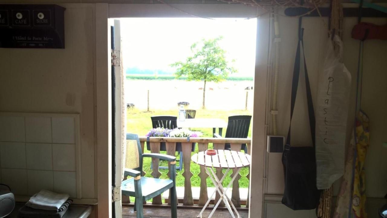 Pipowagen Lidewei Groningen Westerwolde unieke ligging met eigen tuin en vrij uitzicht over veld naar natuurgebied Bed and Breakfast Onstwedde Buitenkant foto