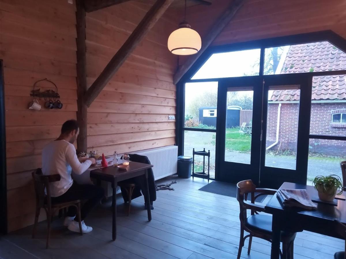 Pipowagen Lidewei Groningen Westerwolde unieke ligging met eigen tuin en vrij uitzicht over veld naar natuurgebied Bed and Breakfast Onstwedde Buitenkant foto